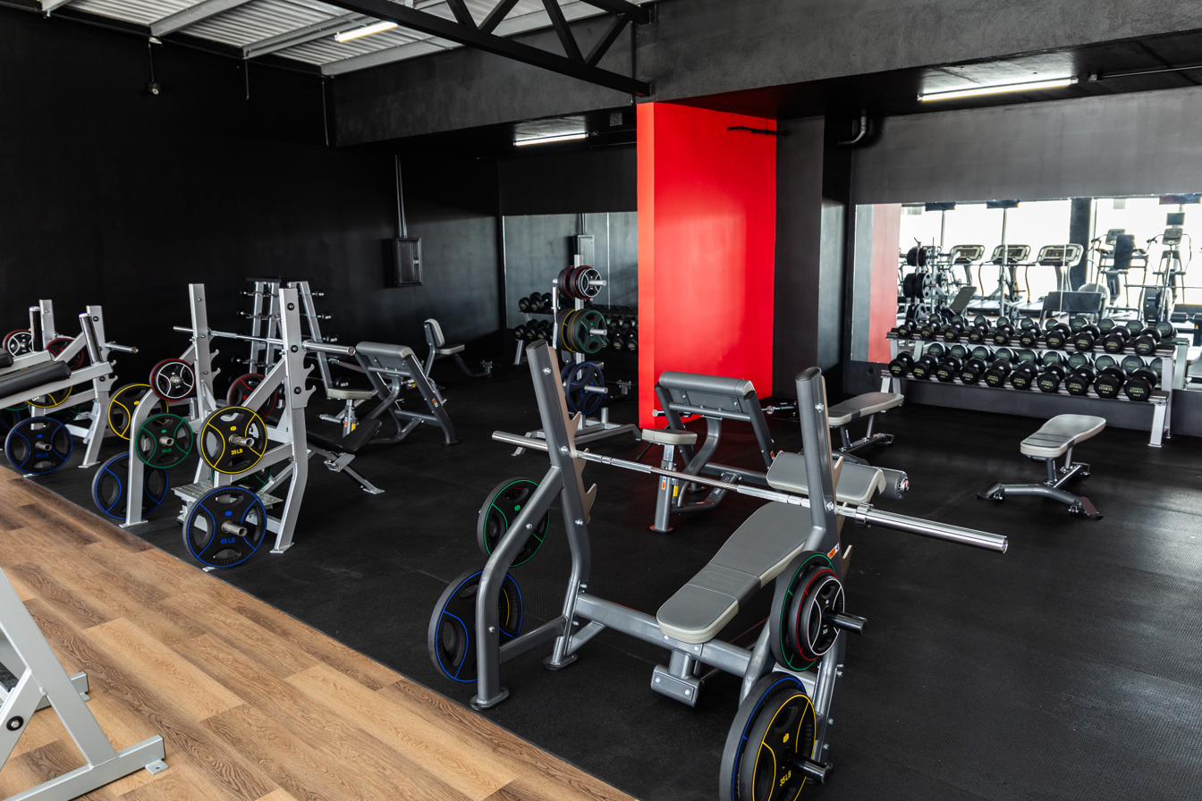 Área de peso libre con prensa de piernas